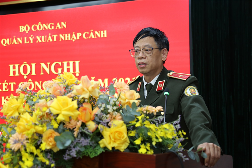 Thiếu tướng Quách Huy Hoàng, Cục trưởng Cục Quản lý XNC phát biểu tại Hội nghị. 