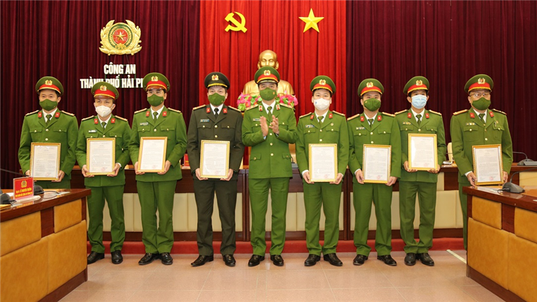 Trung tướng Nguyễn Duy Ngọc trao Thư khen và phần thưởng cho Công an TP Hải Phòng và các đơn vị tham gia phá thành công vụ án.
