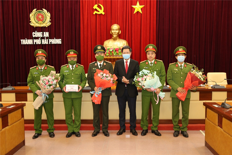 Phó Chủ tịch Thường trực Uỷ ban nhân dân TP Hải Phòng Lê Anh Quân trao phần thưởng tặng các đơn vị tham gia phá án.