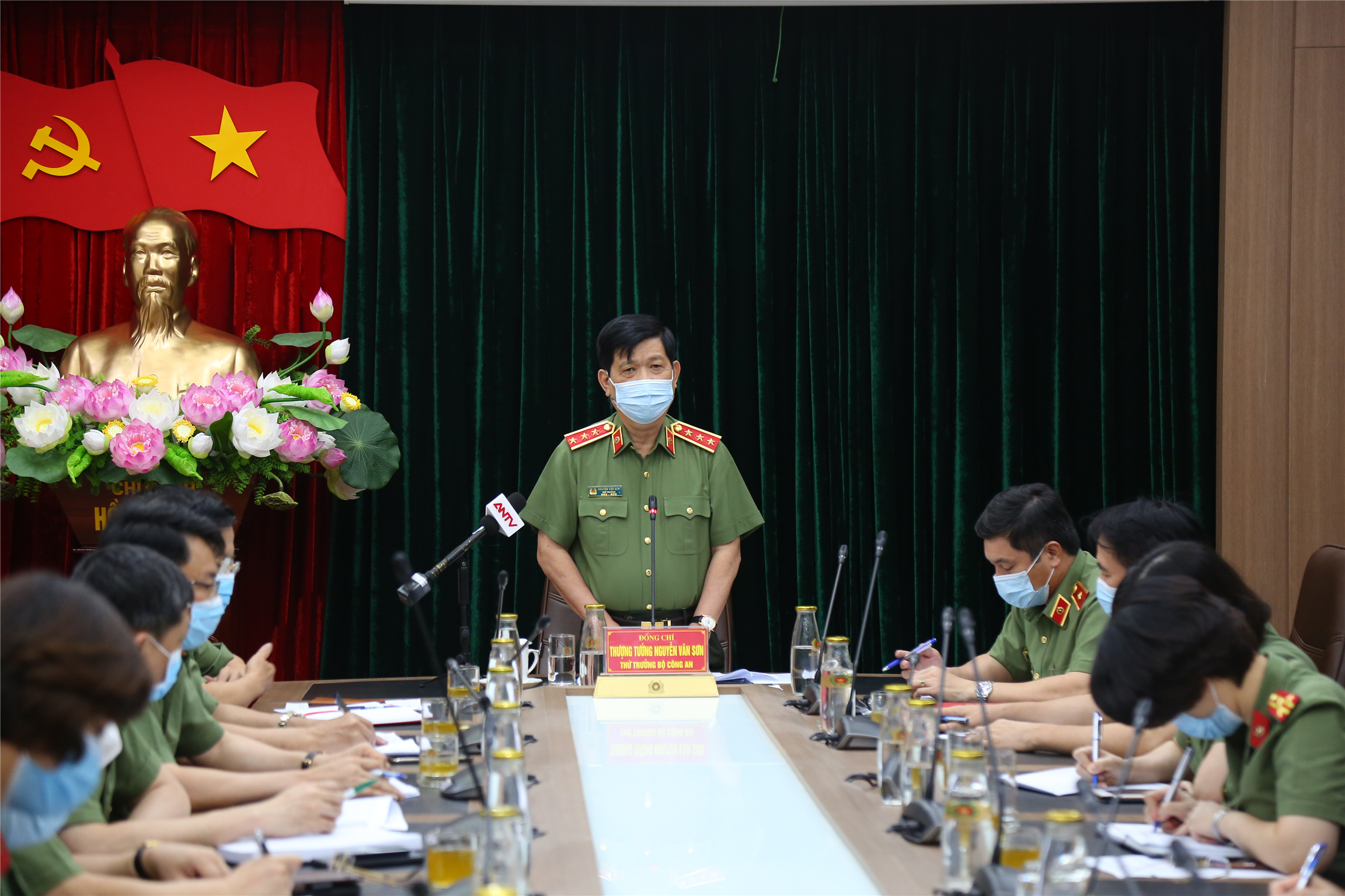 Thứ trưởng Nguyễn Văn Sơn phát biểu tại buổi làm việc.