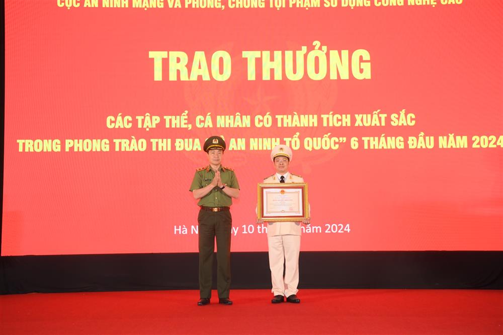 Thừa ủy quyền, Trung tướng Nguyễn Minh Chính trao Huân chương chiến công hạng Ba tặng 01 cá nhân.