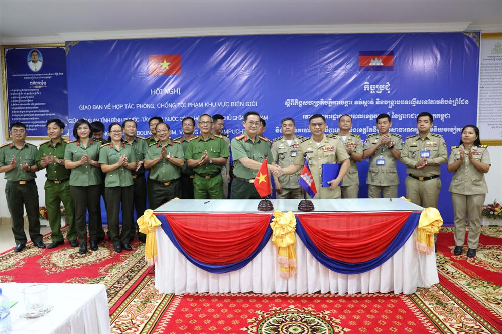 Lãnh đạo Công an tỉnh Tây Ninh và lãnh đạo Ty Công an tỉnh TboungKhmum ký, bàn giao biên bản Hội nghị.