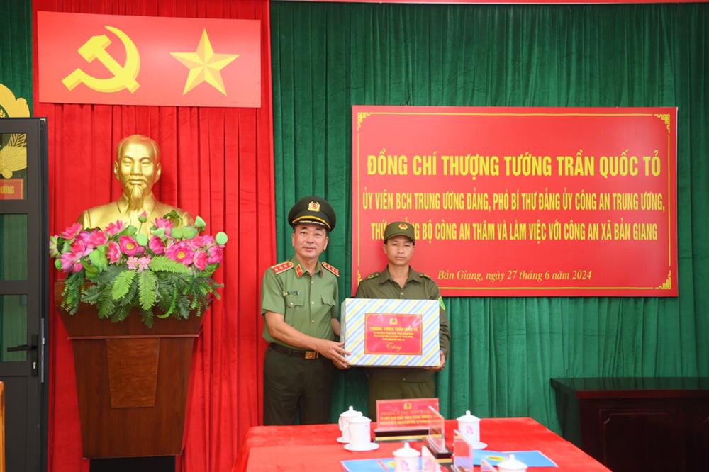 Thứ trưởng Trần Quốc Tỏ trao quà tặng lực lượng tham gia bảo vệ ANTT ở cơ sở tại xã Bản Giang (tỉnh Lai Châu)