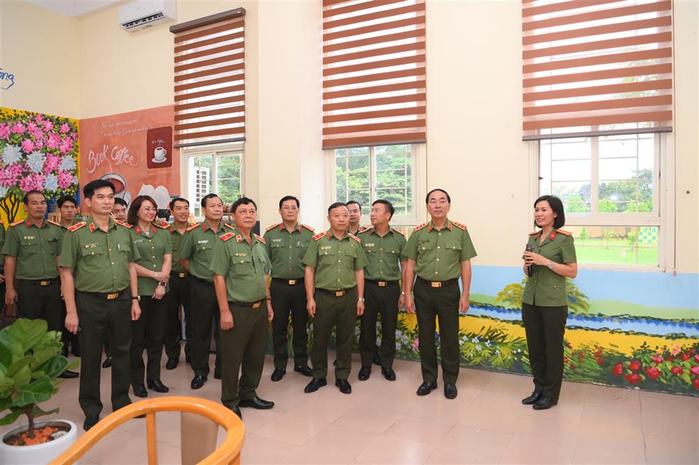 Thứ trưởng Trần Quốc Tỏ cùng các đồng chí lãnh đạo thăm Thư viện Học viện Chính trị CAND.