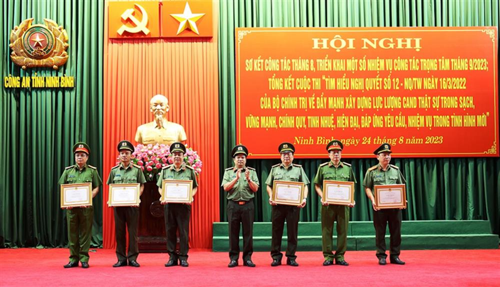 Đại tá Đặng Trọng Cường, Giám đốc Công an tỉnh tặng Giấy khen cho 6 tập thể có thành tích trong tham mưu tổ chức và tham gia Cuộc thi.