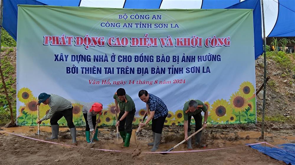 Các đại biểu khởi công xây dựng 3 căn nhà tại bản Châu Phong, xã Suối Bàng, huyện Vân Hồ, tỉnh Sơn La.