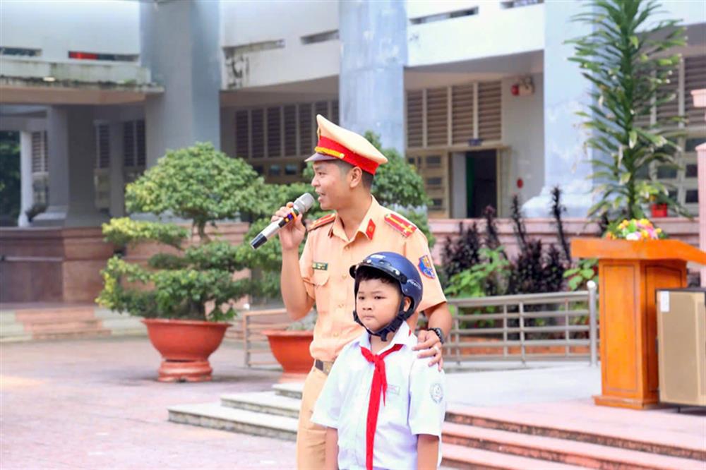 Tuyên truyền an toàn giao thông cho các em học sinh.