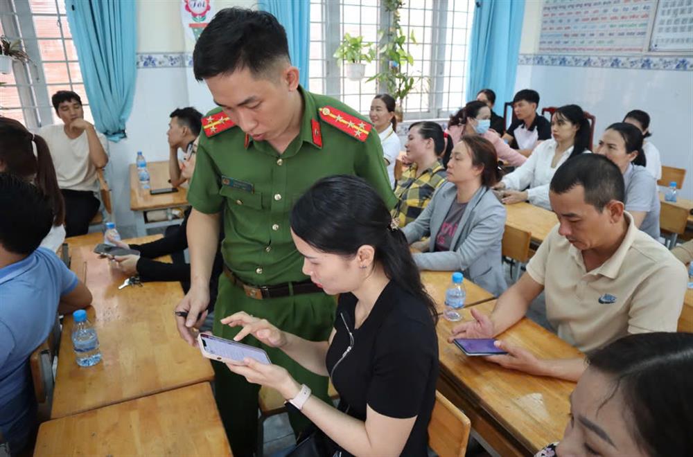 Đoàn viên, thanh niên Công an tỉnh tham gia hướng dẫn, thực hiện thủ tục hành chính cho người dân trong chương trình “Ngày thứ 7 tình nguyện”.