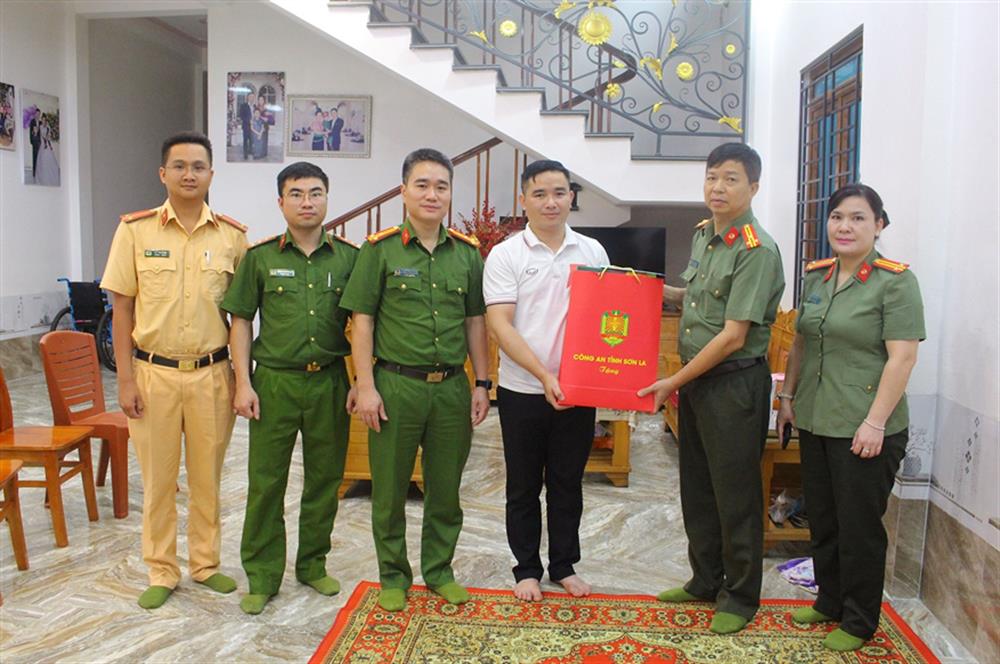 Đoàn thăm hỏi, động viên thân nhân liệt sỹ Lường Phát Chiêm.