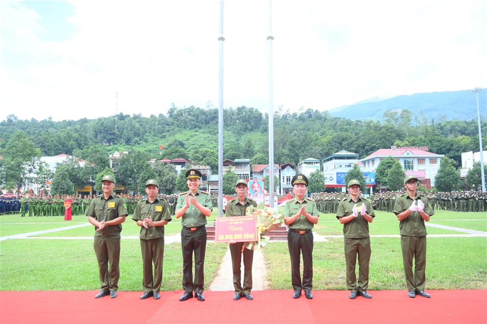 Thứ trưởng Trần Quốc Tỏ tặng hoa chúc mừng lực lượng tham gia bảo vệ ANTT ở cơ sở huyện Bát Xát, tỉnh Lào Cai nhân dịp vừa ra mắt.