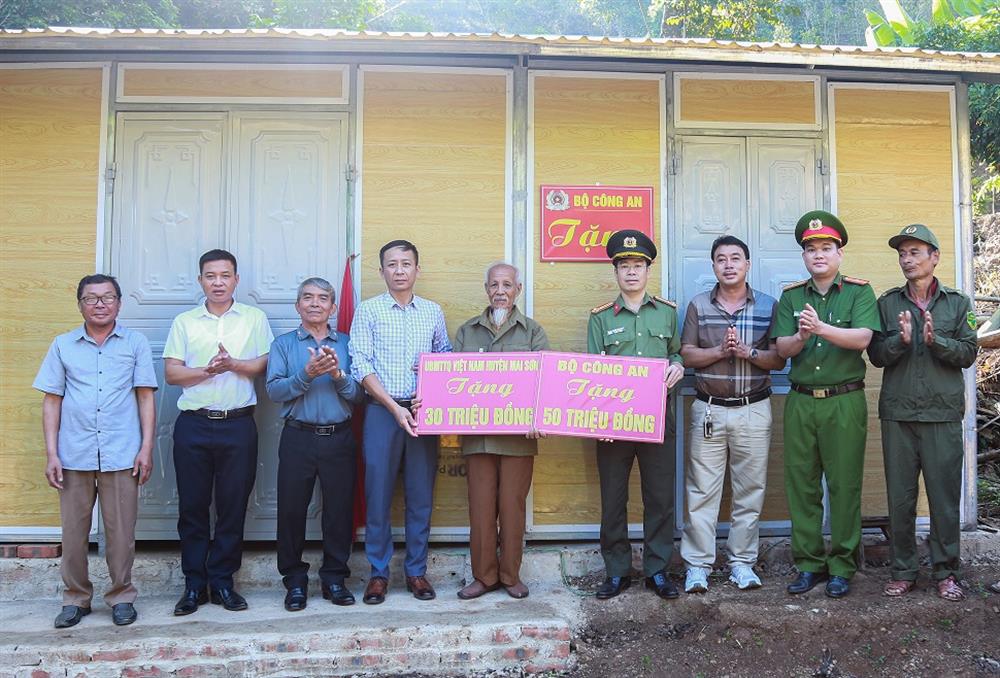 Công an tỉnh Sơn La bàn giao nhà cho gia đình ông Bùi Ngọc Súng, xã Nà Bó.