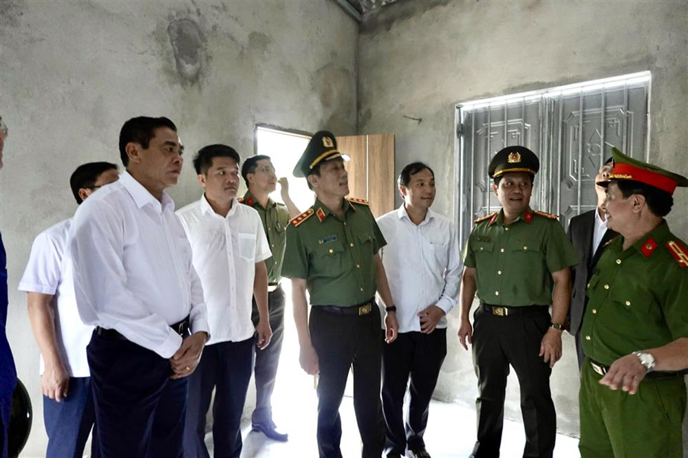 Thứ trưởng Lương Tam Quang với cac đồng chí lãnh đạo thăm, kiểm tra ngôi nhà mới.