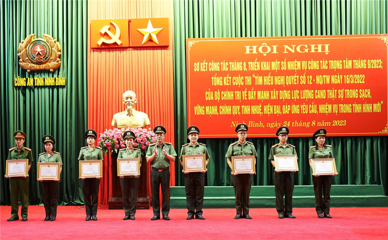 Ban Giám đốc Công an tỉnh trao Giấy khen cho các cá nhân có thành tích trong tham gia Cuộc thi.