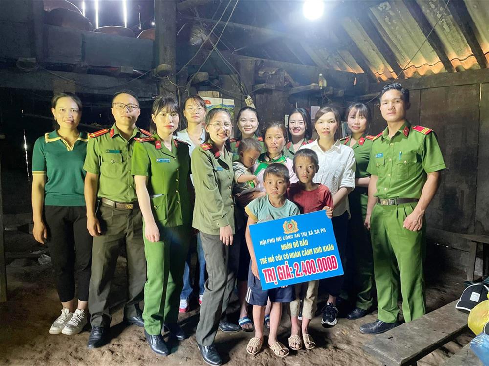 Hội Phụ nữ Công an tỉnh Lào Cai và hội phụ nữ công an các huyện, thị xã, thành phố đã nhận đỡ đầu 14 trẻ em từ 6 đến 14 tuổi có hoàn cảnh đặc biệt, mồ côi.