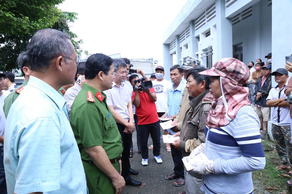 Ban An toàn giao thông tỉnh Đồng Nai và huyện Định Quán thăm hỏi, động viên thân nhân gia đình nạn nhân bị tử vong.