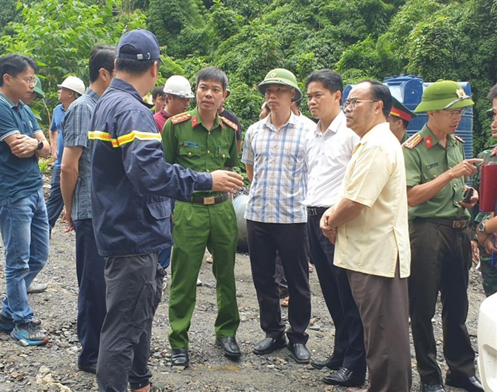 Các đồng chí lãnh đạo chỉ đạo công tác tìm kiếm, cứu nạn.