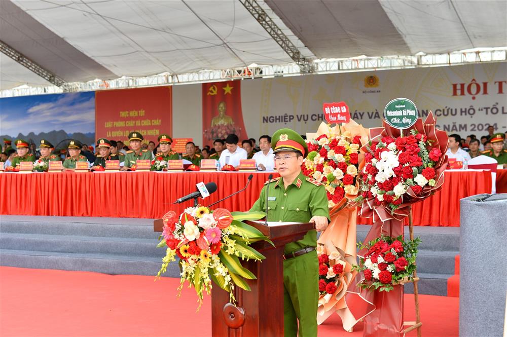 Thứ trưởng Nguyễn Văn Long phát biểu khai mạc hội thi.