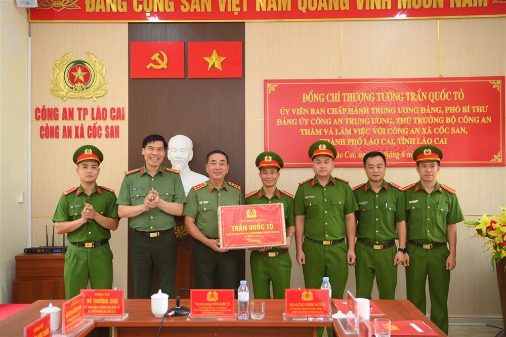 Thứ trưởng Trần Quốc Tỏ trao quà tặng Công an xã Cốc San, tỉnh Lào Cai.