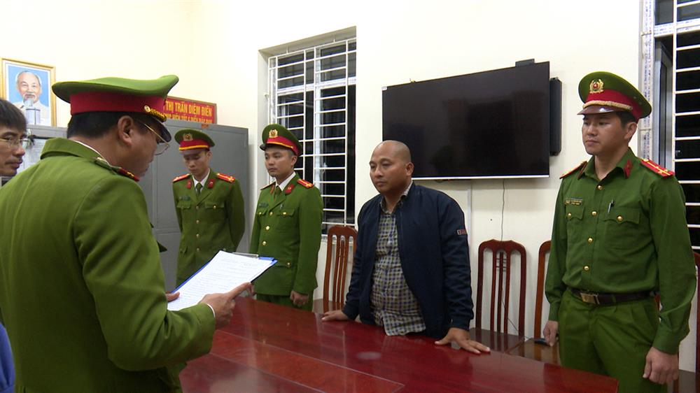 Công an huyện Thái Thụy tống đạt quyết định khởi tố vụ án.