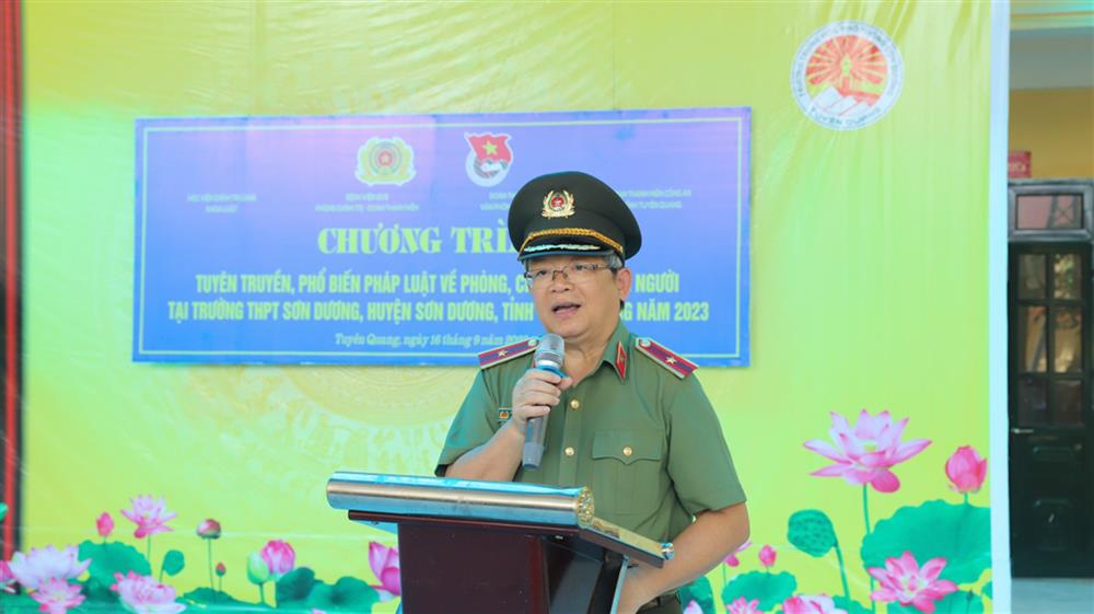 Thiếu tướng Hoàng Anh Tuyên, Phó Chánh Văn phòng Bộ Công an phát biểu tại chương trình tuyên truyền phổ biến pháp luật.