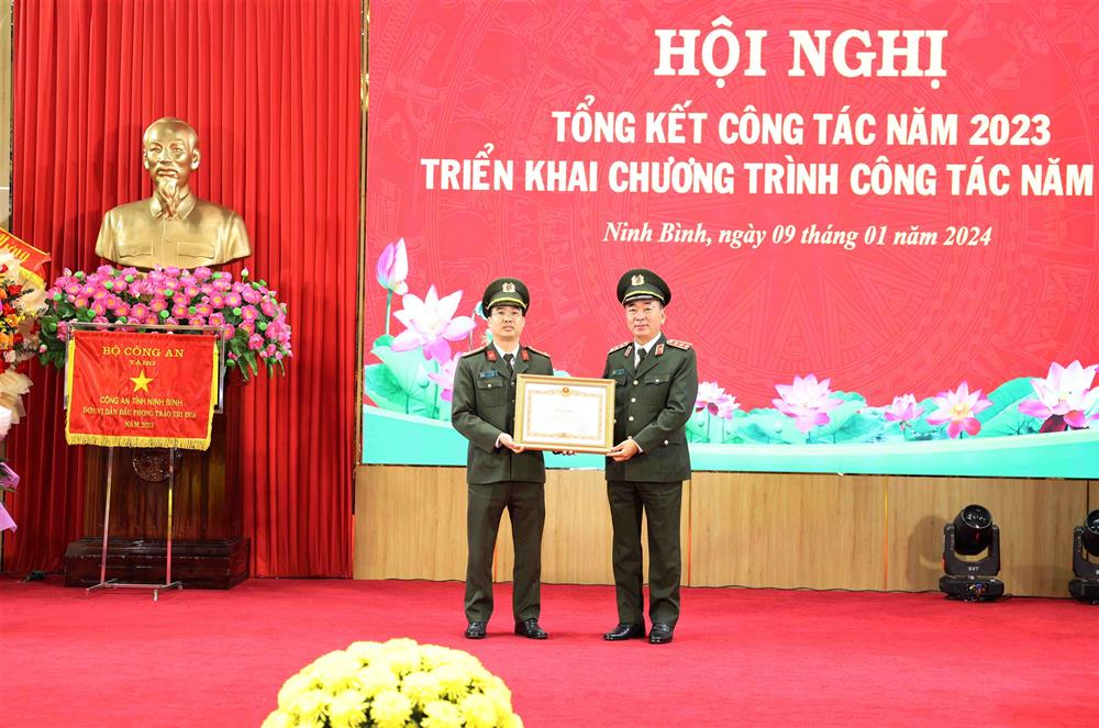 Đồng chí Thượng tướng Trần Quốc Tỏ, Thứ trưởng Bộ Công an trao Bằng khen của Thủ tướng Chính phủ cho Đội An ninh, Công an thành phố Ninh Bình.