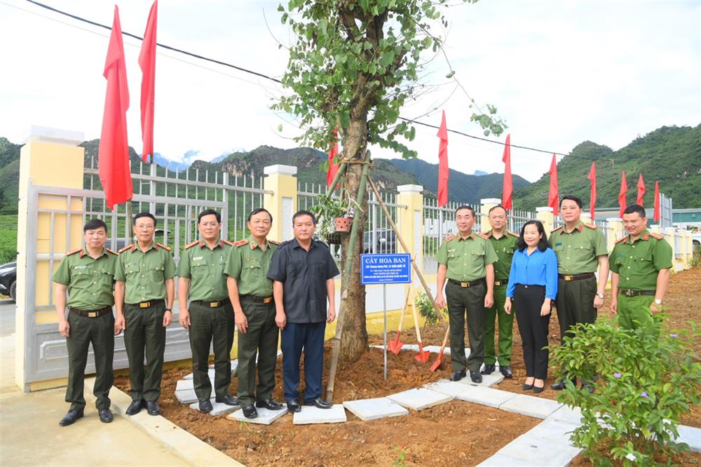 Thứ trưởng Trần Quốc Tỏ trồng cây lưu niệm tại Công an xã Bản Giang (tỉnh Lai Châu).
