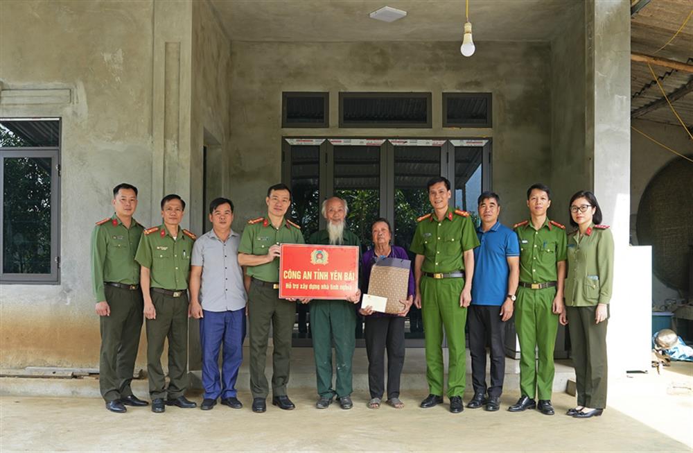 Lãnh đạo Công an tỉnh Yên Bái trao hỗ trợ xây nhà tình nghĩa cho gia đình có hoàn cảnh đặc biệt khó khăn tại địa bàn xã Nghĩa Tâm, huyện Văn Chấn.