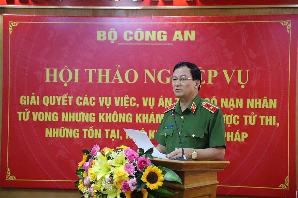 Thiếu tướng Trần Minh Tiến, Chánh Văn phòng Cơ quan CSĐT Bộ Công an phát biểu tại Hội thảo.