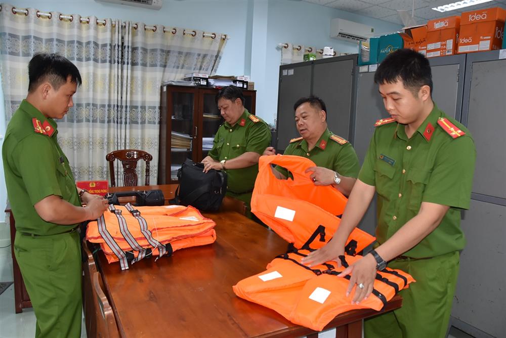 Công an thành phố Mỹ Tho kiểm tra trang bị thực hiện công tác tuần tra.
