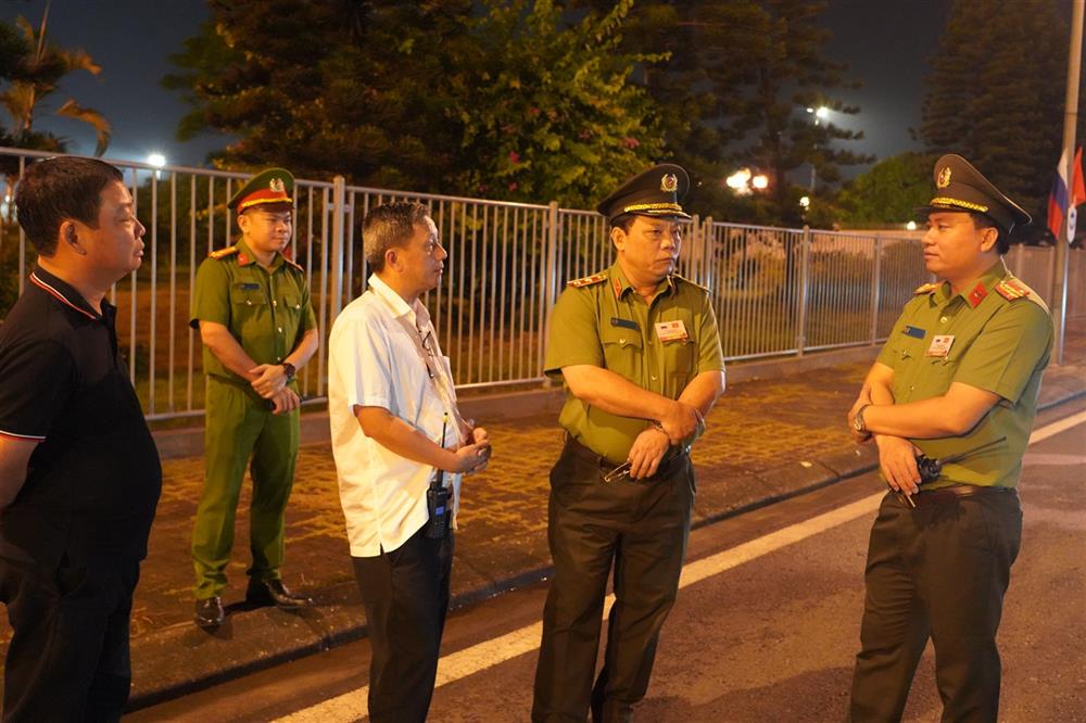 Trung tướng Nguyễn Hải Trung lắng nghe các đơn vị báo cáo tình hình ứng trực tại các chốt bảo vệ.