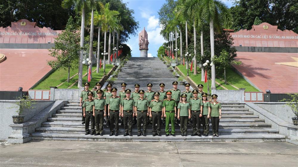 Thiếu tướng Hoàng Anh Tuyên, Phó Chánh Văn phòng Bộ Công an cùng các đồng chí lãnh đạo và Đoàn công tác về nguồn tại Khu di tích Nha Công an Trung ương.