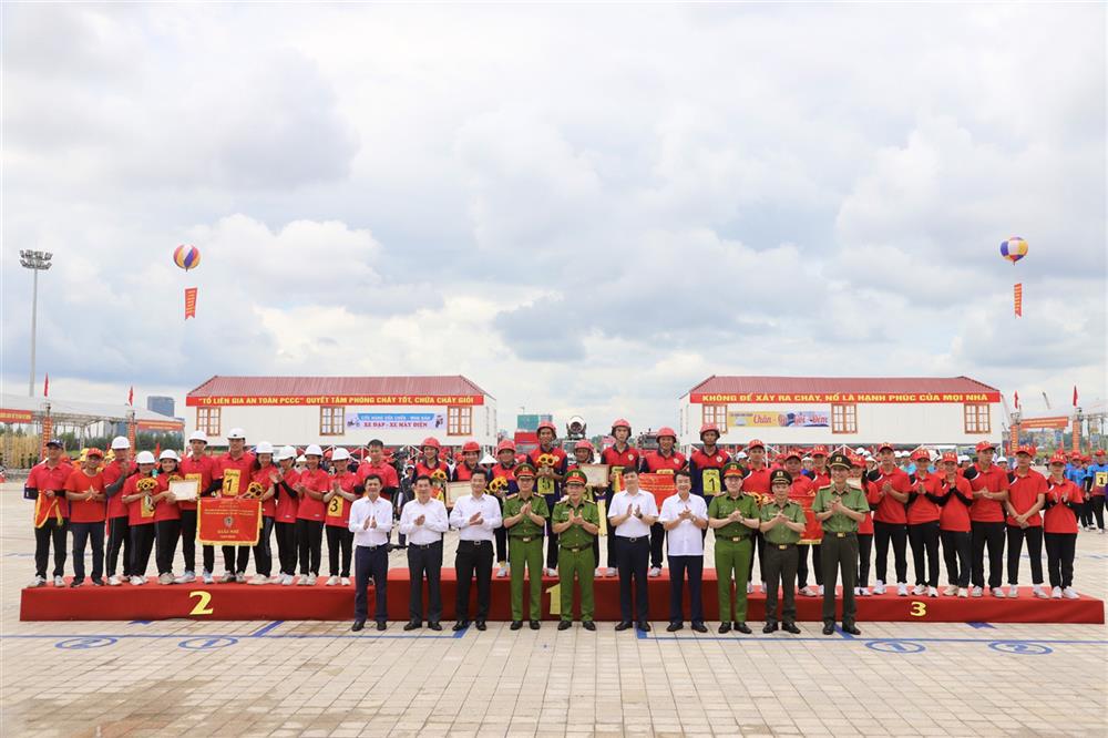 Các đồng chí lãnh đạo Bộ Công an và UBND thành phố Hải Phòng trao giải Nhất, Nhì, Ba toàn đoàn cho các đội thi.