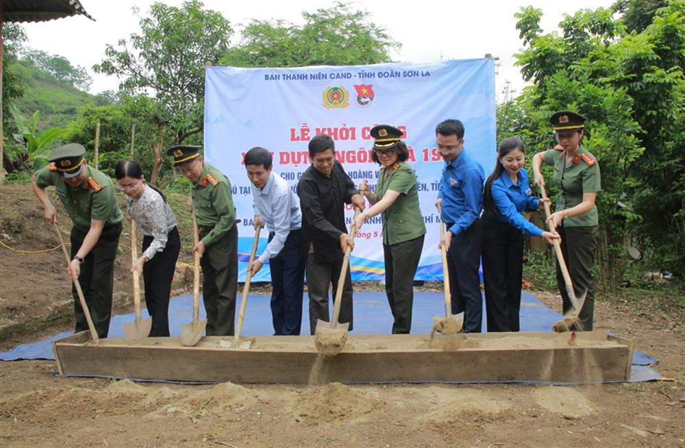 Khởi công xây dựng nhà ở cho gia đình có hoàn cảnh khó khăn trên địa bàn.