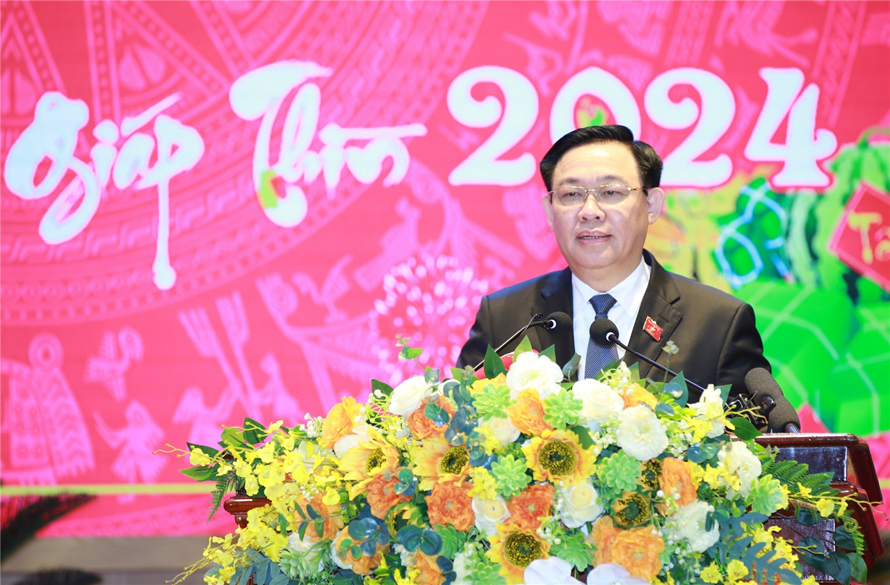 Chủ tịch Quốc hội Vương Đình Huệ ghi nhận, đánh giá cao những thành tích, chiến công xuất sắc của Công an Nghệ An và gửi lời chúc mừng năm mới tới cán bộ, chiến sĩ Công an tỉnh nhân dịp Tết Nguyên đán Giáp Thìn năm 2024.