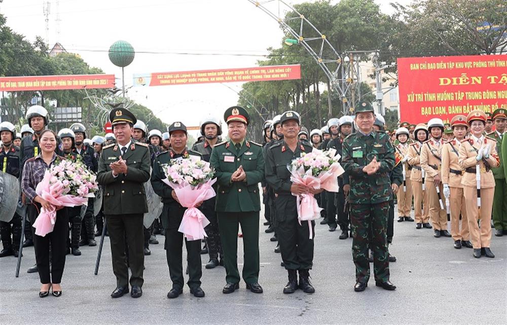 Thứ trưởng Trần Quốc Tỏ và các đồng chí lãnh đạo tặng hoa cho lực lượng tham gia Diễn tập.