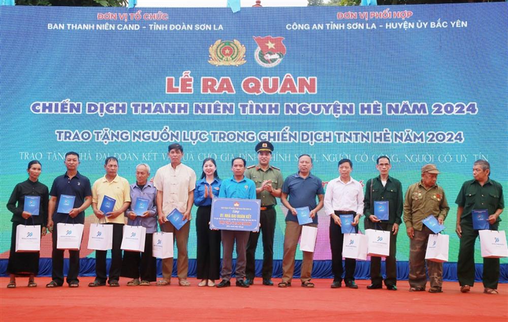 Ban thanh niên CAND và Tỉnh đoàn Sơn La trao tặng quà trong chiến dịch thanh niên tình nguyện hè cho nhân dân xã Chiềng Sại.