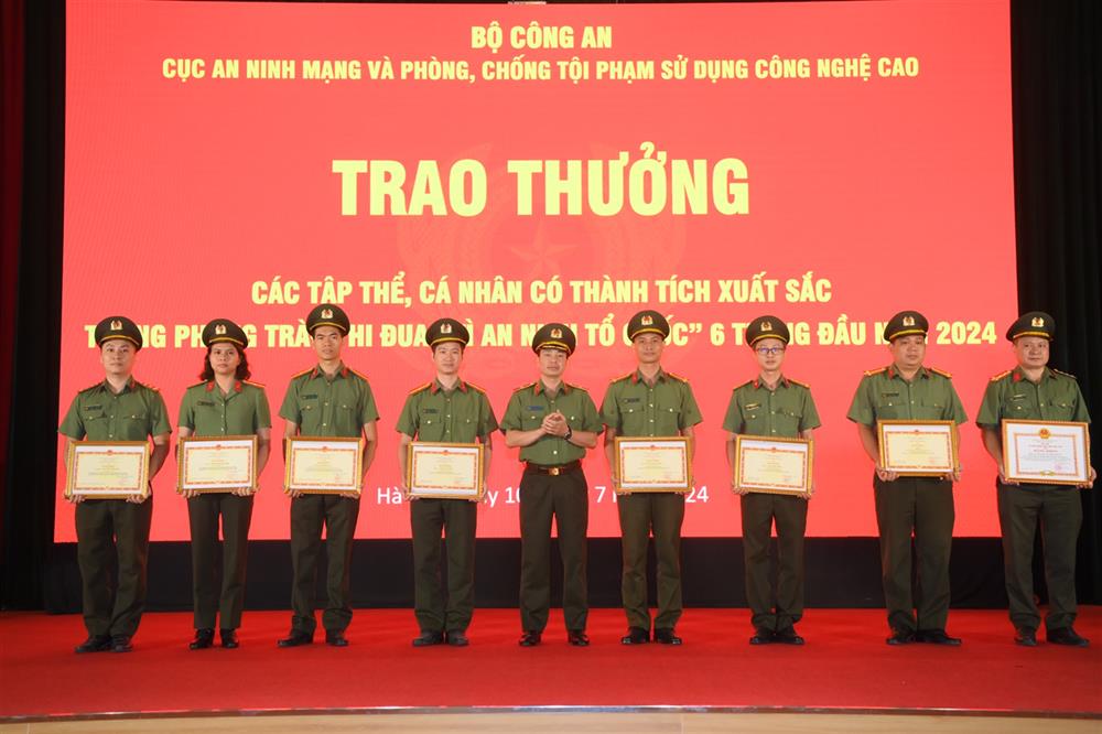 Thiếu tướng Lê Xuân Minh, Phó Cục trưởng Cục An ninh mạng và phòng, chống tội phạm sử dụng công nghệ cao trao Bằng khen của Bộ Công an tặng các tập thể, cá nhân.