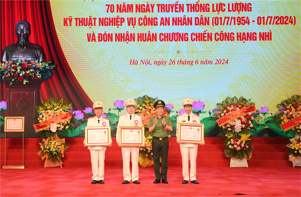 Bộ trưởng Lương Tam Quang trao Huân chương Bảo vệ Tổ quốc các hạng tặng các cá nhân.