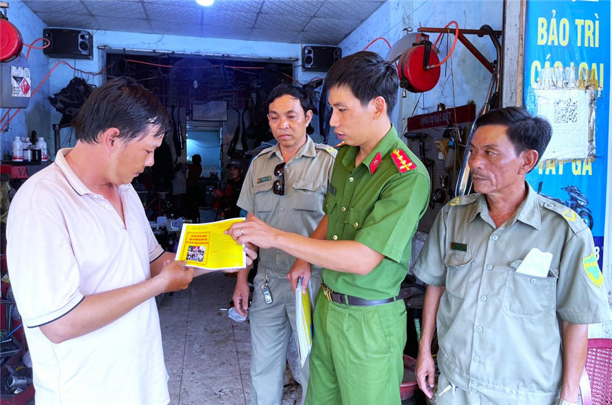 Công an phường Xuân Trung (Thành phố Long Khánh) đến từng ngõ, gõ từng nhà tuyên truyền, vận động người dân tích cực giao nộp VK, VLN, CCHT và pháo.