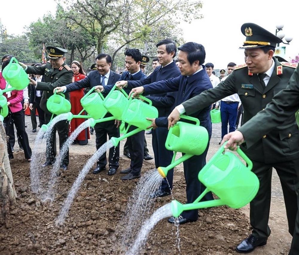 Bộ trưởng Tô Lâm và các đại biểu trồng cây tại Khu di tích Quốc gia đặc biệt Cố đô Hoa Lư.