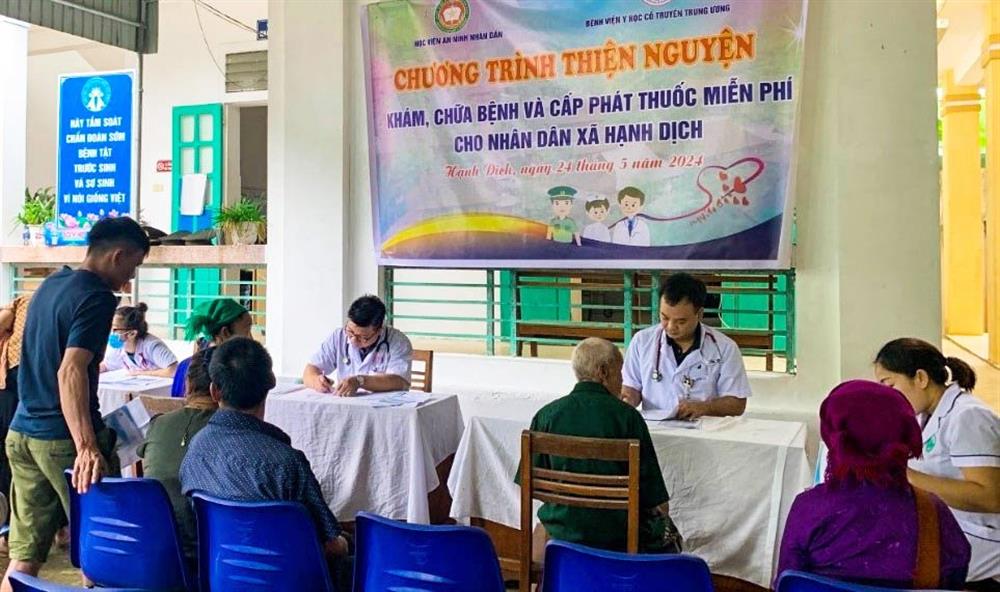 Đoàn công tác khám, cấp phát thuốc miễn phí cho nhân dân xã Hạnh Dịch.