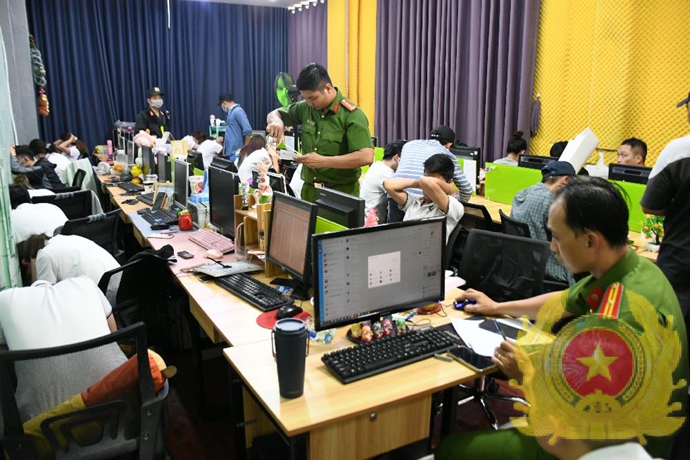 Lực lượng Công an kiểm tra, khám xét, thu giữ vật chứng tại nơi làm việc của các đối tượng.