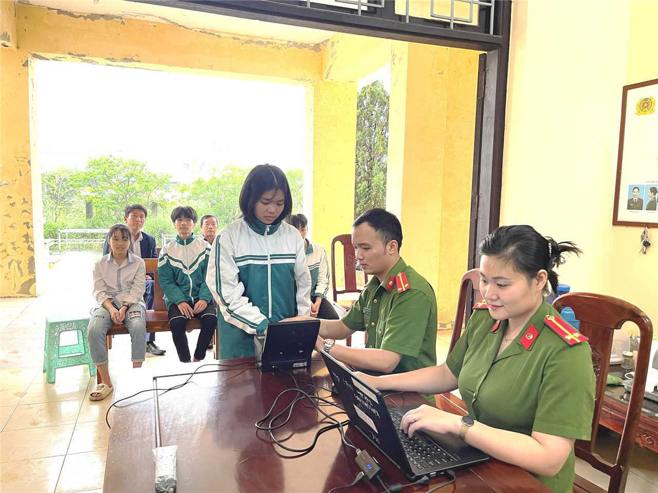Lực lượng Công an làm CCCD cho người dân xã Xuân Chính.