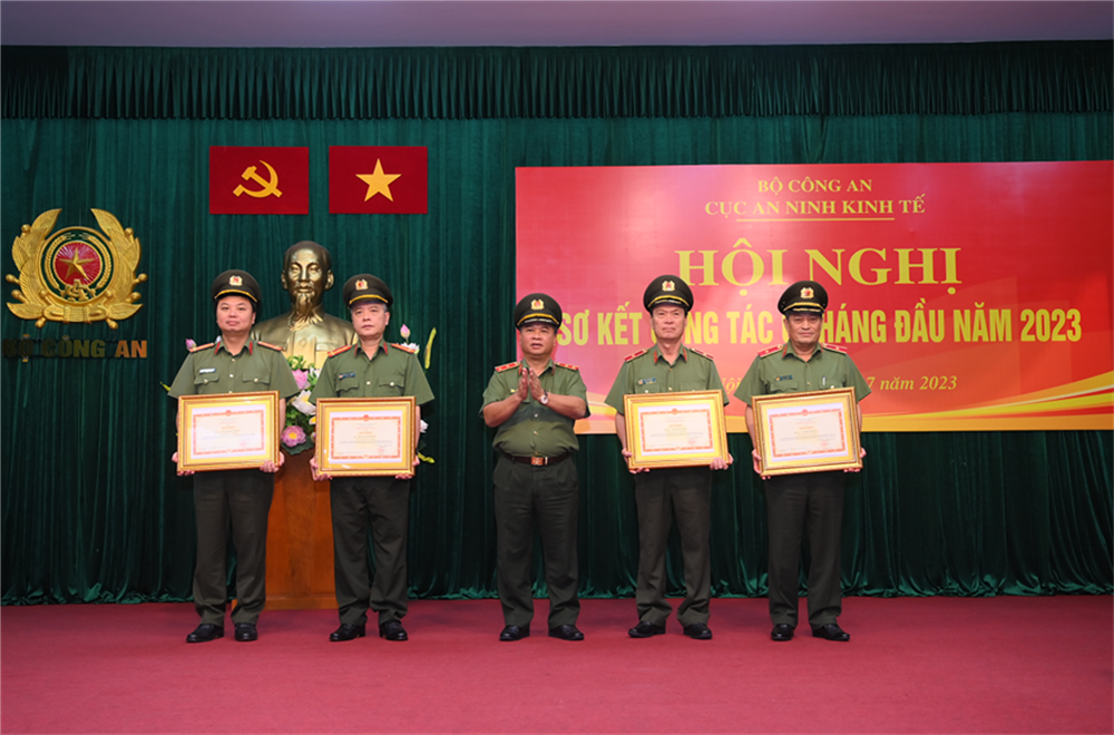Trung tướng Nguyễn Đình Thuận trao Bằng khen của Bộ Công an tặng 04 đồng chí lãnh đạo có thành tích xuất sắc.