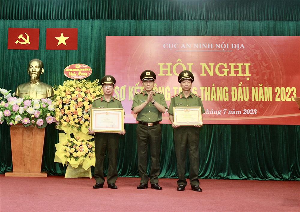 Thứ trưởng Lương Tam Quang trao Bằng khen của Bộ Công an tặng các cá nhân có thành tích xuất sắc.