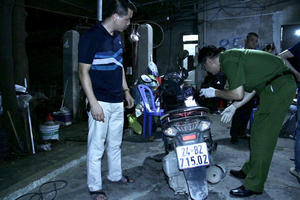Cơ quan Công an khám nghiệm chiếc xe máy đối tượng sử dụng trong vụ cướp tiệm vàng.