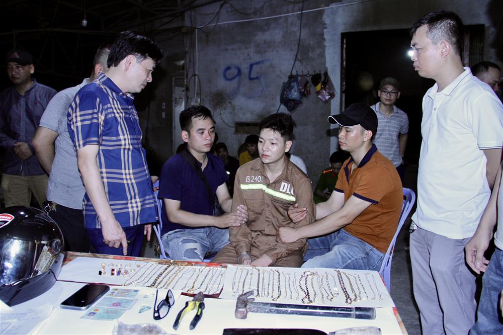 Đại tá Trần Quốc Huy, Phó Giám đốc Công an tỉnh chỉ đạo khai thác đối tượng.