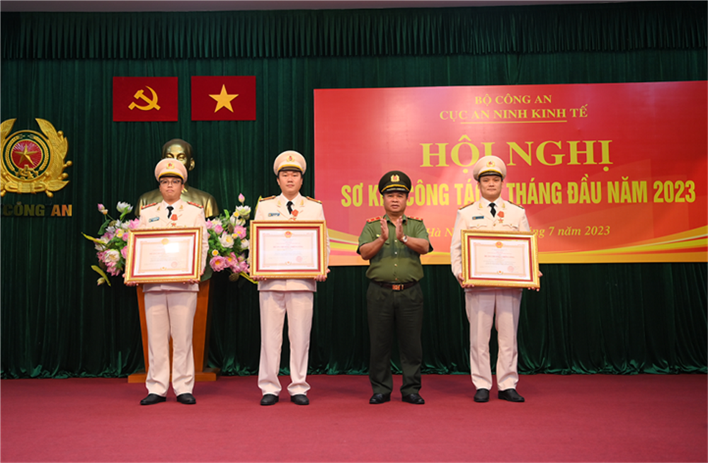 Thừa ủy quyền, Trung tướng Nguyễn Đình Thuận trao Huân chương chiến công hạng Ba tặng 3 cá nhân có thành tích xuất sắc.