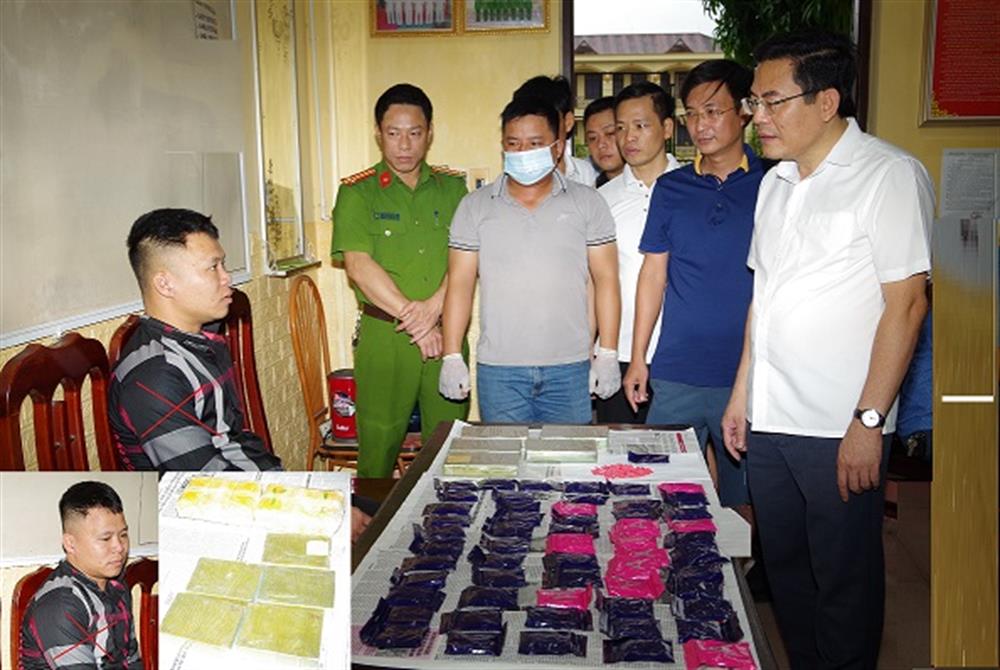 Đại tá Đỗ Hoài Nam, Phó Giám đốc, Thủ trưởng cơ quan Cảnh sát điều tra Công an tỉnh Hà Nam chỉ đạo các lực lượng lấy lời khai đối tượng Nguyễn Cường Thắng (dấu X) và tang vật vụ án.