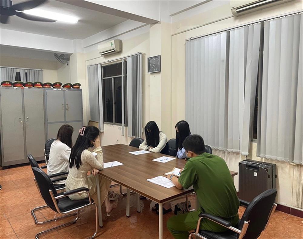 Các gái bán dâm trong vụ án tại cơ quan Công an.